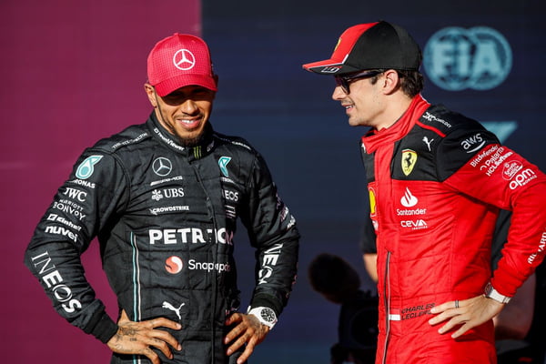 Lewis Hamilton e seu futuro companheiro de equipe conversam após corrida