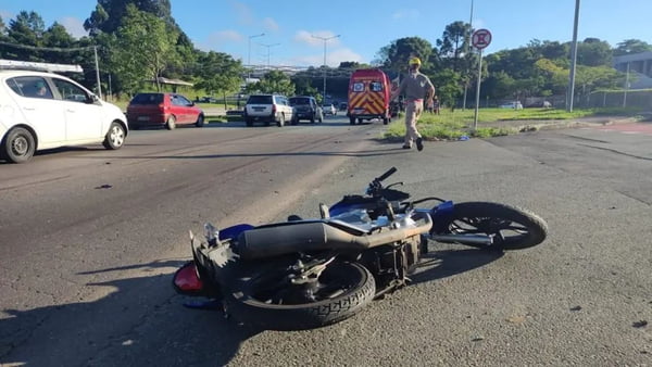 Moto caída no meio da pista após acidente com motociclista no Paraná - Metrópoles