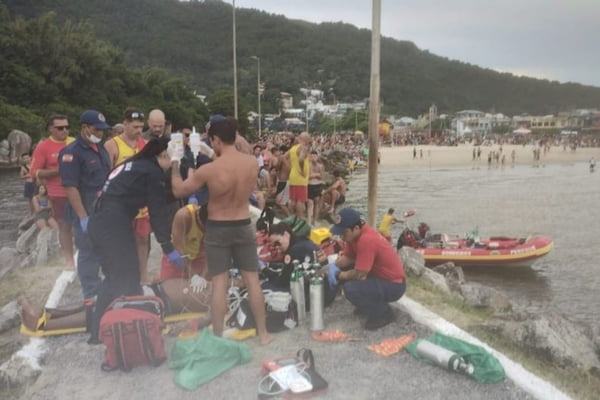 Imagem colorida mostra socorro prestado a jovem que se afogou em Florianópolis - Metrópoles