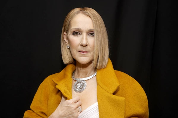 Céline Dion no Grammy 2024, posando para foto - Metrópoles