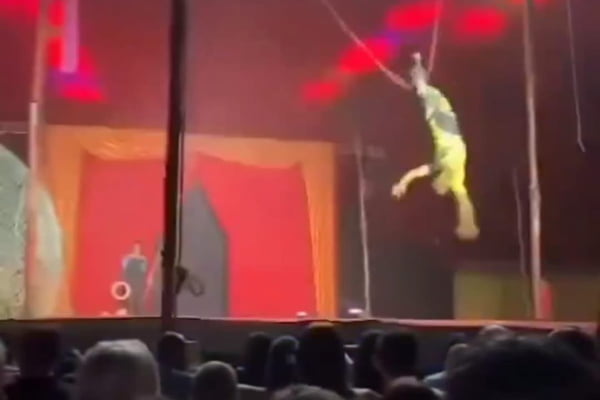 Imagem colorida mostra o momento em que o trapezista Anderson Silva cai durante apresentação - Metrópoles.