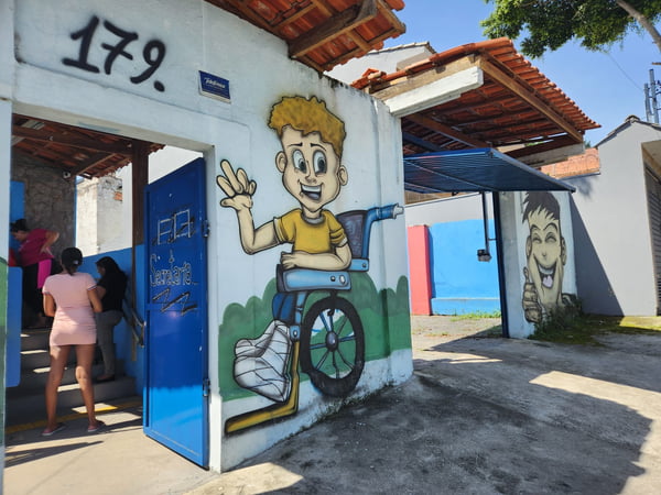 Imagem colorida mostra fachada de escola no bairro do Grajaú - Metrópoles