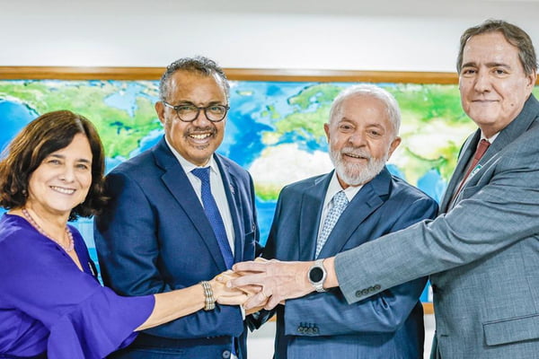 Foto colorida de Lula, diretor da Organização Pan-Americana da Saúde (OPAS), Jarbas Barbosa, Diretor-Geral da Organização Mundial da Saúde (OMS), Tedros Adhanom e ministra Nísia Trindade - Metrópoles