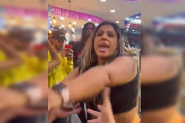 Imagem colorida mostra mulher agredindo casal gay em padaria de São Paulo; ela foi indiciada pela polícia - Metrópoles