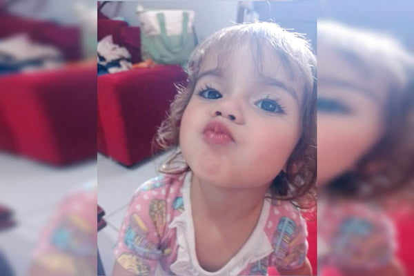 Foto colorida de criança mandando beijp