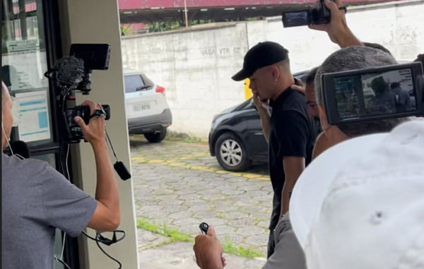 foto colorida do jogador do Corinthians Dimas Cândido chegando à delegacia para depor sobre morte de jovem - Metrópoles