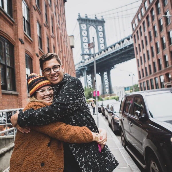 Marília Mendonça e o irmão, Gustavo, posam juntos e sorridentes durante uma viagem - Metrópoles