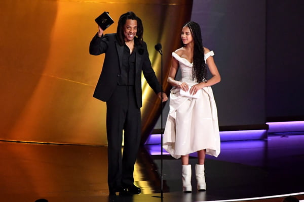 Na imagem com cor, Jay-Z e Blue Ivy durante o Grammy 2024 - Metrópoles