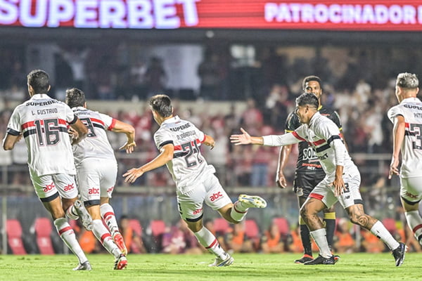 Foto colorida do jogo do São Paulo contra o Água Santa - Metrópoles