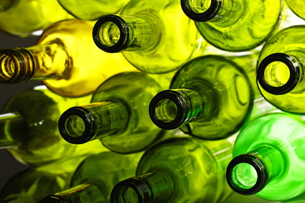 Na foto, garrafas de vidro verdes