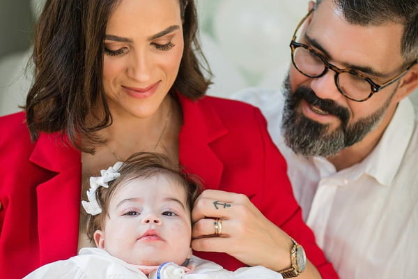 Leticia e Juliano Cazarré com a caçula Maria Guilhermina - Metrópoles