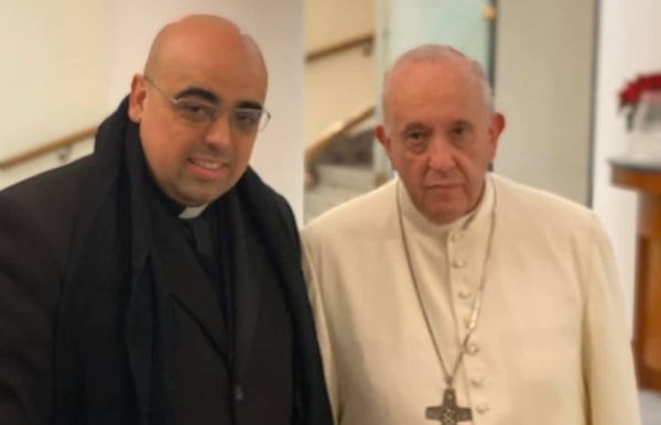 O padre José Eduardo de Oliveira e Silva ao lado do papa Francisco - Metrópoles