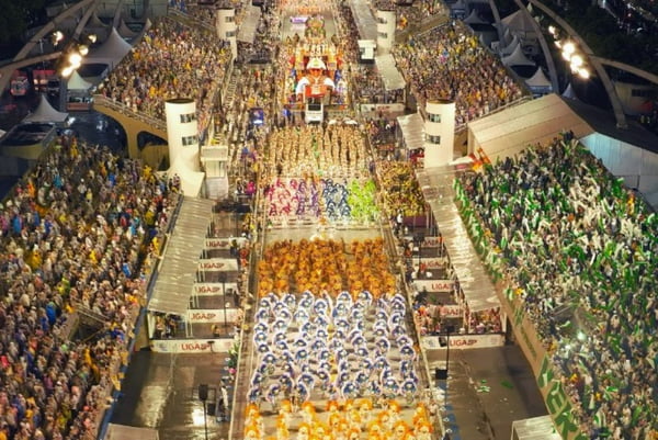Imagem mostra sambódromo em São Paulo - Metrópoles