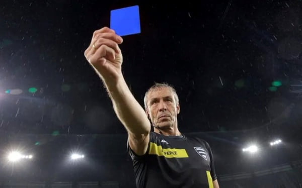 Fifa recua sobre testes do cartão azul no futebol: “Prematuro”