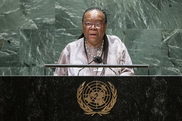 Imagem colorida mostra chanceler da África do Sul durante discurso na ONU - Metrópoles