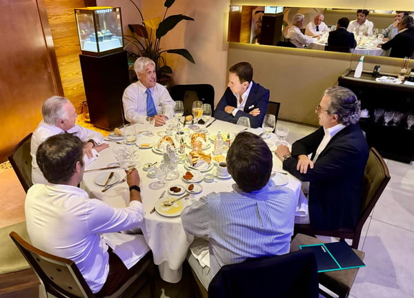 Imagem do jantar do ex-presidente do Chile Sebastian Pinera com o ex-presidente Michel Temer e João Doria em São Paulo - Metrópoles