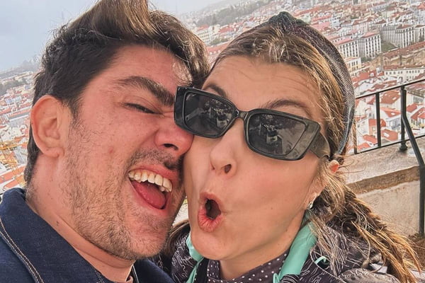 Marcelo Adnet e Patrícia Cardoso sorrindo, em foto juntos - Metrópoles