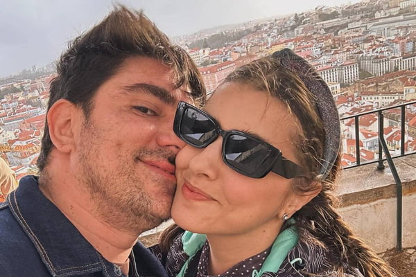 Marcelo Adnet e Patrícia Cardoso sorrindo, em foto juntos - Metrópoles