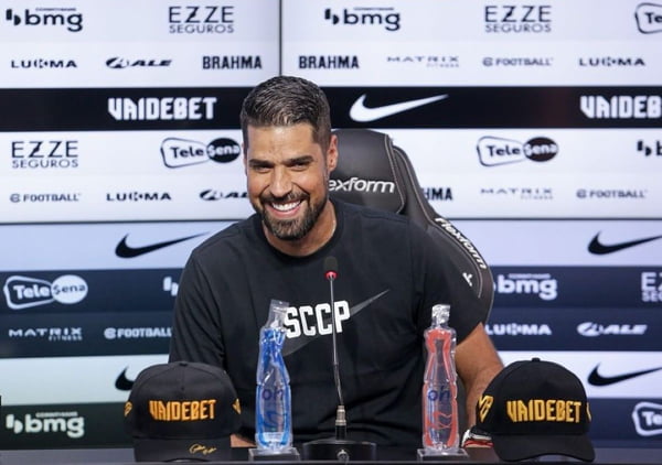 António Oliveira sorri em apresentação oficial no Corinthians