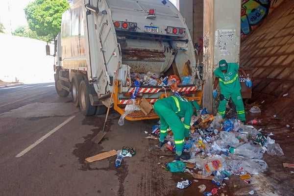 Imagens de caminhão de Lixo no Carnaval