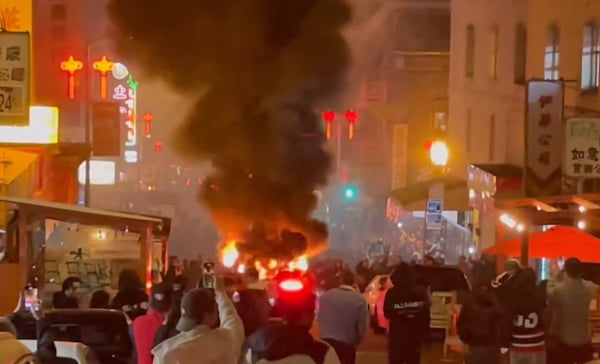 Imagem colorida de carro autônomo em chamas após ser incendiado por vândalos em São Francisco, Califórnia, nos EUA - Metrópoles