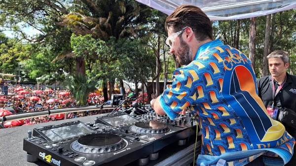 Imagem colorida do bloco do DJ Alok no Carnaval de São Paulo - Metrópoles
