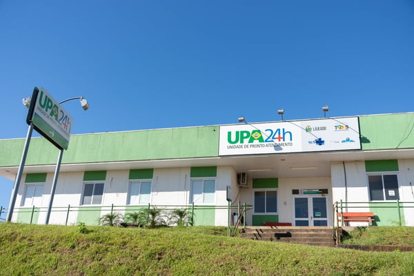 Imagem colorida mostra fachada de UPA no Rio Grande do Sul - Metrópoles
