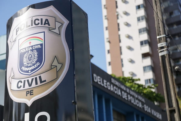 Imagem colorida da placa da Polícia Civil de Pernambuco - Metrópoles