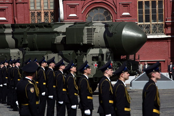 Imagem colorida mostra arma nuclear russa em desfile - Metrópoles