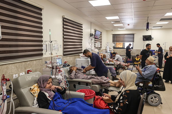 Pacientes recebem tratamento no Hospital Nasser, em Khan Yunis, invadido por militares de Israel