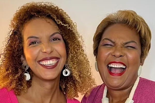 Mãe e filha, Claudia Santos e Nathalia Santos posam juntas e sorridentes - Metróoples