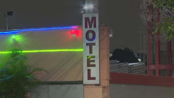 Imagem de entrada de motel com letreiro em letras vermelhas - Metrópoles