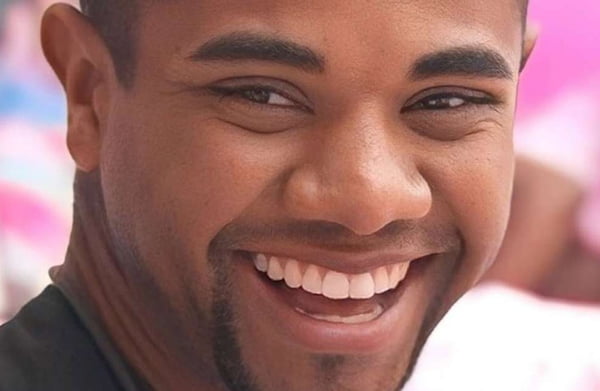 Davi Brito do BBB24 sorrindo sorrisão - Metrópoles