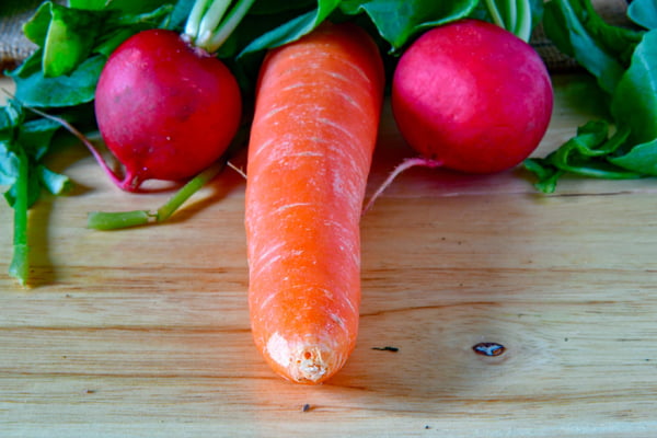 Foto mostra cenoura e rabanetes organizados de forma que sugere a aparência de um pênis e dos testículos - Metrópoles - fimose
