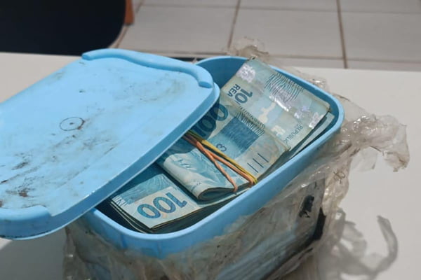 Foto colorida de dinheiro encontrado em pote de sorvete no Tocantins - Metrópoles