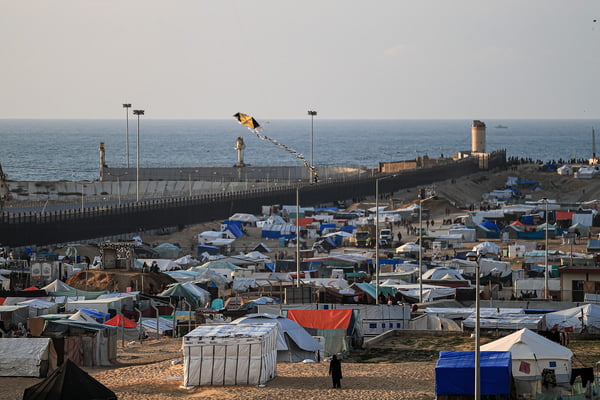Acampamento ao lado da fronteira entre a Faixa de Gaza e o Egito: Rafah é alvo da ofensiva de Israel