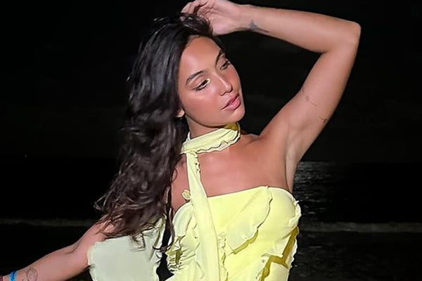 Vanessa Lopes posa de vestido amarelo durante o Réveillon - Metrópoles