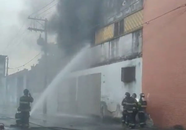 Bombeiros tentam conter incêndio em galpões em Santos