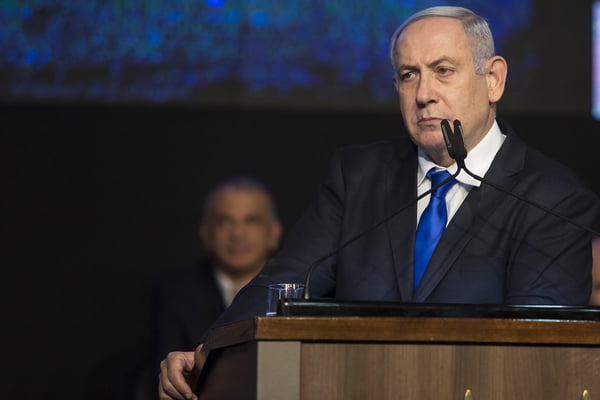 Imagem colorida mostra Benjamin Netanyahu realizando discurso pressionado por EUA e União Europeia por um cessar-fogo - Metrópoles