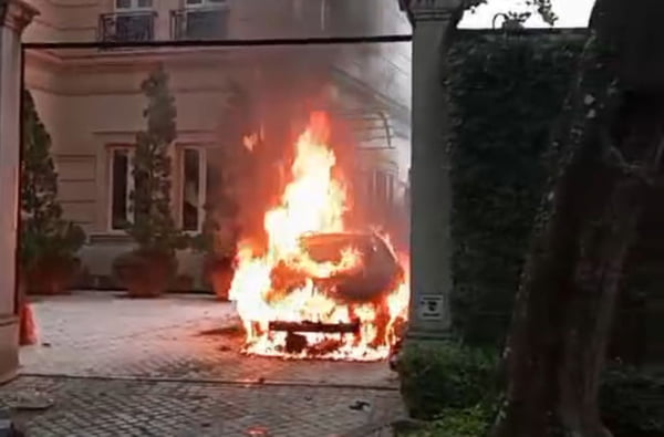 Imagem de carro pegando fogo dentro de garagem de casa - Metrópoles