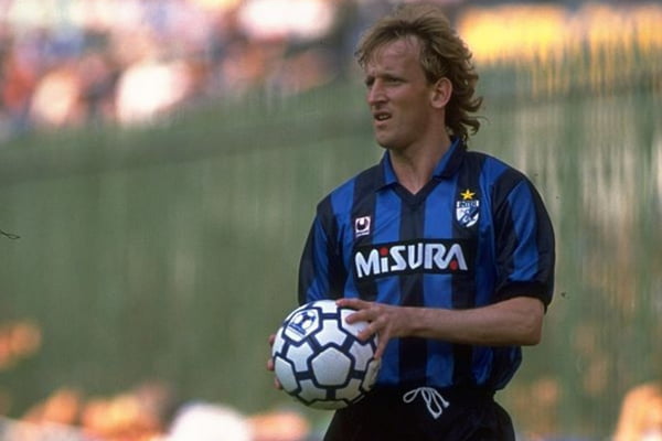 Imagem colorida do alemão Andreas Brehme quando jogou pela Inter de Milão- Metrópoles