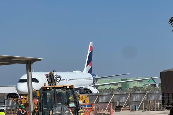 Avião da Latam bate asa em escada de embarque e voo é cancelado