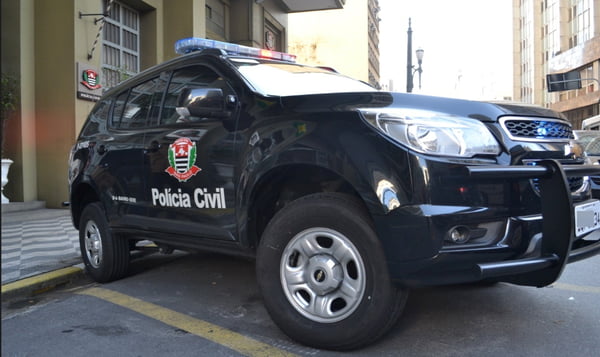 foto colorida de viatura da Polícia Civil de SP em frente a um prédio da corporação - Metrópoles
