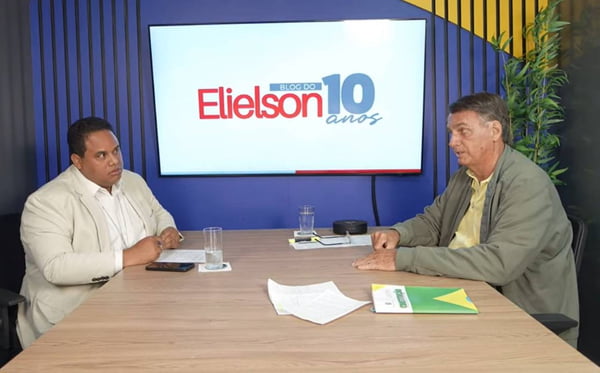 Imagem colorida de Bolsonaro em entrevista à CBN Recife