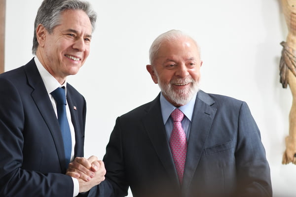 Antony Blinken, secretário dos Estados Unidos, acena ao chegar ao Palácio do Planalto para encontrar o presidente Lula - Metrópoles