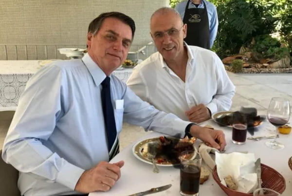 Em foto colorida, Jair Bolsonaro e o então embaixador de Israel no Brasil, Yossi Shelley