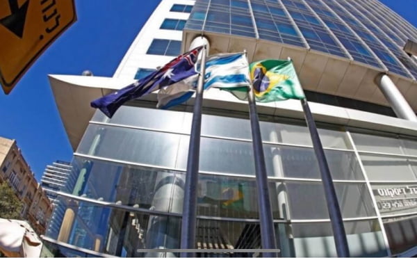Em cores, a fachada da embaixada do Brasil em Tel Aviv, Israel