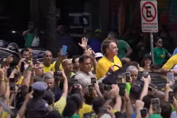 Em imagem colorida, ex-presidente Jair Bolsonaro chega à Avenida Paulista