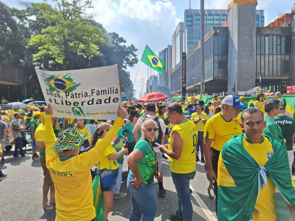 apoiadores de bolsonaro na avenida paulista com cartaz