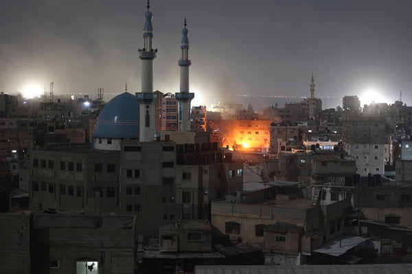 Chamas depois que as forças israelenses atacam um prédio em Rafah